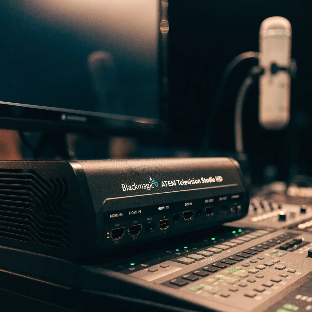 Switcher de video profesional sobre el counter de un estudio de television