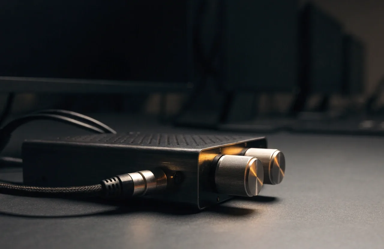 Interfaz de audio compacta sobre escritorio de estudio con cable XLR conectado